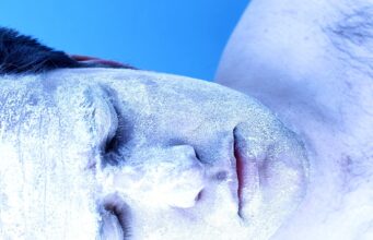 ජෛව ස්ථිතිකරණය: මරණින් පසු මිනිස් සිරුර නැවත පණ ගැන්වීම ජෛව ස්ථිතිකරණය (Biostasis) යනු විද්යාත්මකව ඉතා උසස් හා ආන්තරීය සංකල්පයකි. මෙම තාක්ෂණය මගින් මිනිස් ශරීරය හෝ මොළය අඩු උෂ්ණත්වයකදී ආරක්ෂා කිරීම (cryopreservation) හරහා අනාගතයේදී ඒවා නැවත පණ ගැන්වීමේ හැකියාව ගැන සලකා බලයි.