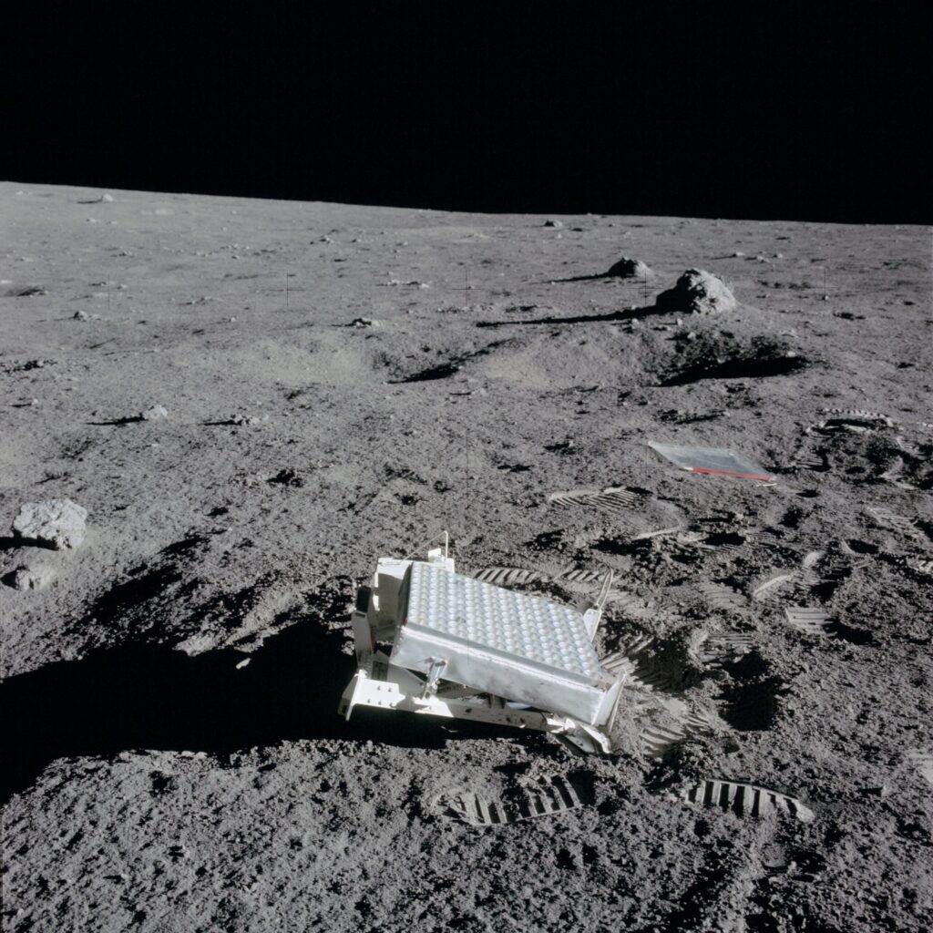 Laser Beams Reflected Between Earth and Moon - NASA අභ්යවකාශයේ පෘථිවිය සහ සඳ අතර ලේසර් සංඥා සම්ප්රේෂණය